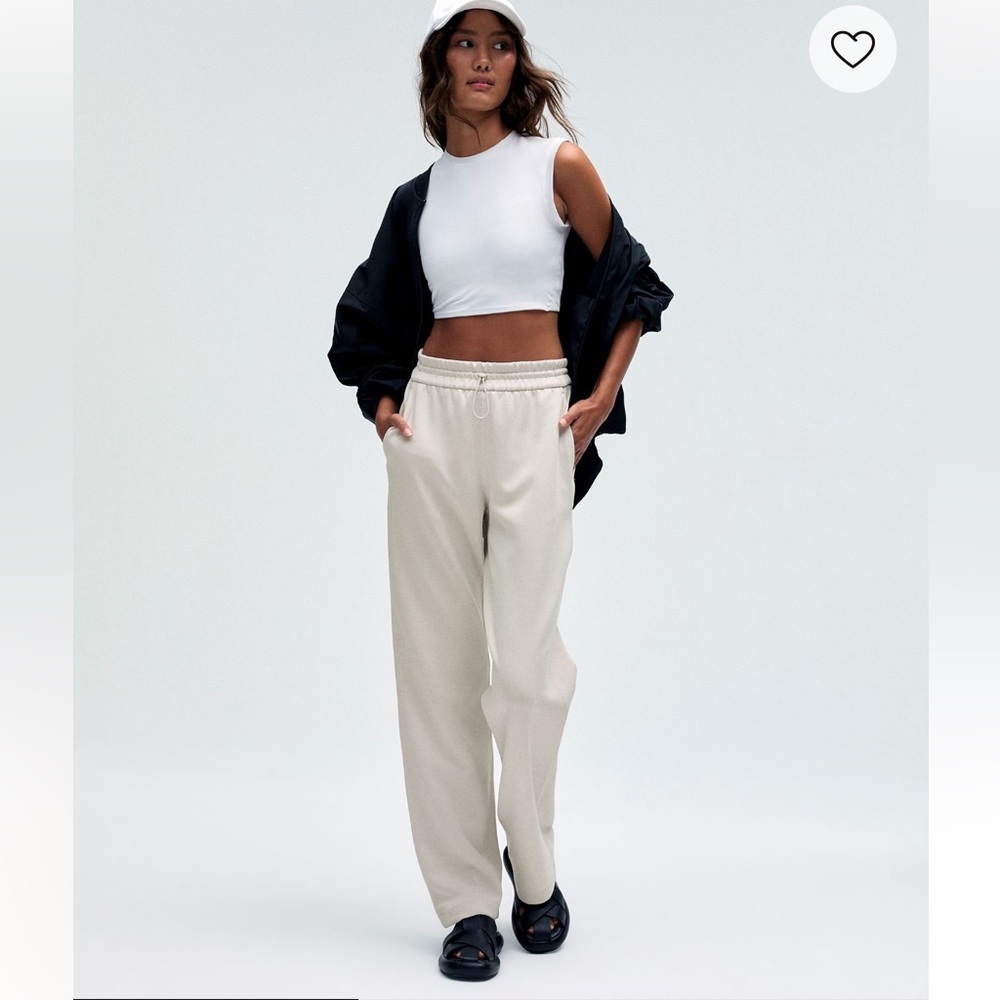 Lululemon Athletica Bone Softstreme High-Rise Pant - Size 2, Short (NWOT)